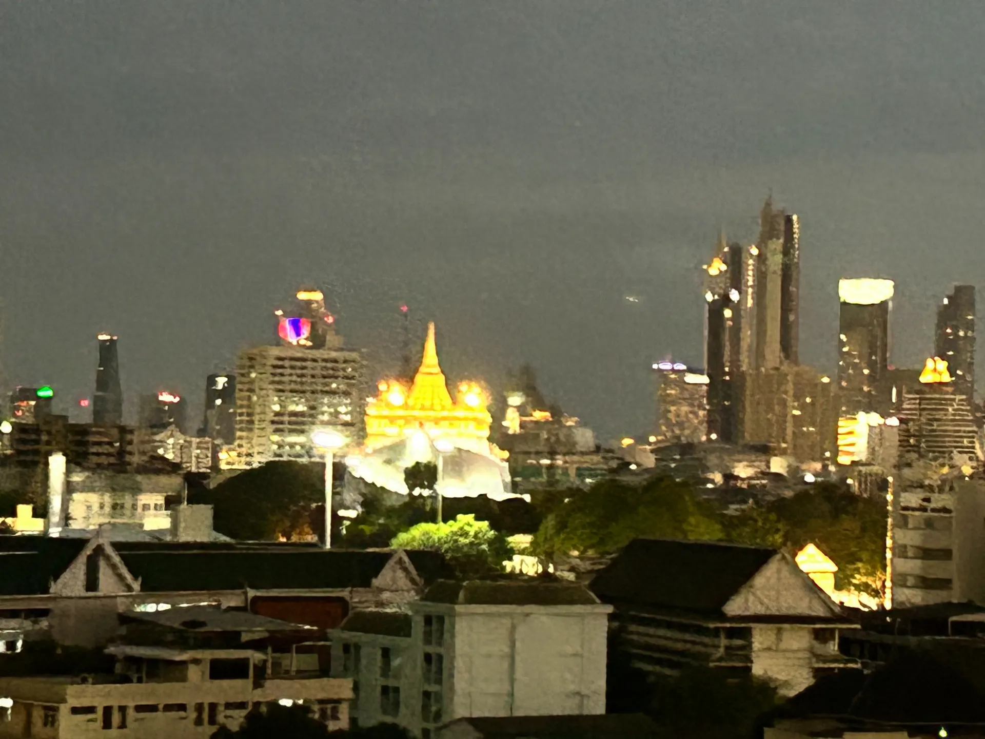 ภูเขาทองยามค่ำคืน